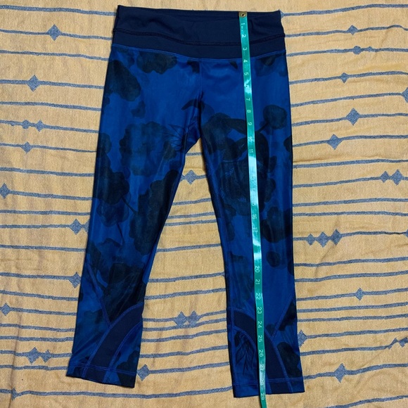 Lululemon Blue Ink Floral Run Inspire II Crop Leggings - Picture 6 of 8